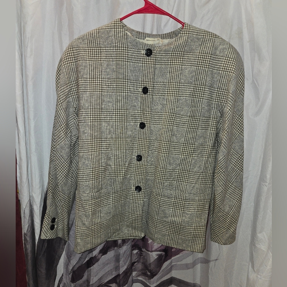 Vintage Escada black white blazer size 38 (so converts to a 6?) Shoulder pads